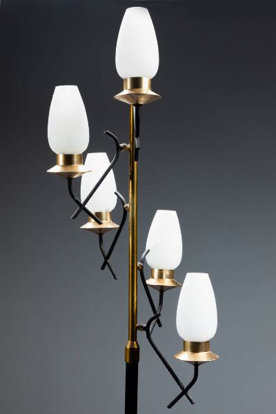 STILNOVO : Lampada da terra in metallo verniciato e ottone  diffusori in vetro satinato. Anni '50 h cm 186  - Asta Design - Associazione Nazionale - Case d'Asta italiane