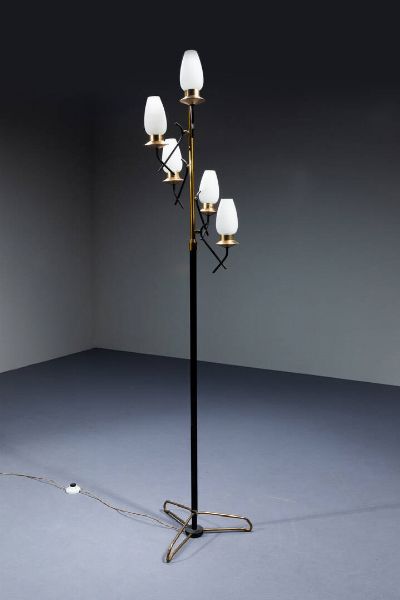 STILNOVO : Lampada da terra in metallo verniciato e ottone  diffusori in vetro satinato. Anni '50 h cm 186  - Asta Design - Associazione Nazionale - Case d'Asta italiane