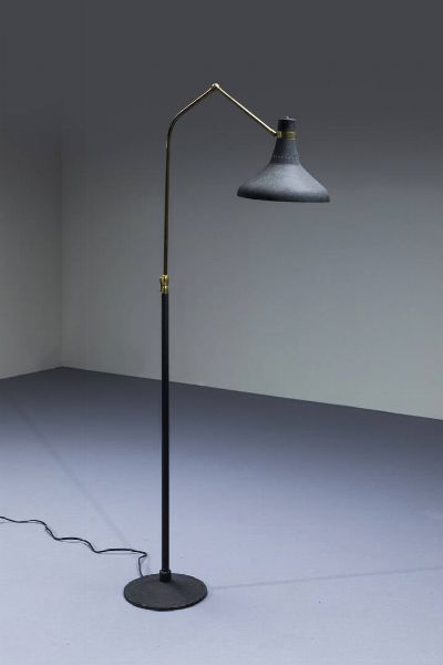 PRODUZIONE ITALIANA : Lampada da terra in metallo verniciato con vernice raggrappente  particolari in ottone. Anni '50 h cm 172  - Asta Design - Associazione Nazionale - Case d'Asta italiane