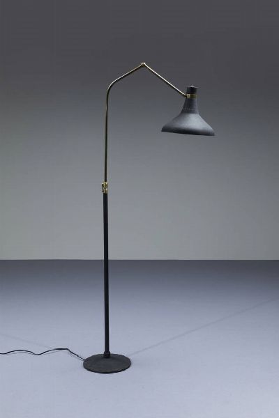 PRODUZIONE ITALIANA : Lampada da terra in metallo verniciato con vernice raggrappente  particolari in ottone. Anni '50 h cm 172  - Asta Design - Associazione Nazionale - Case d'Asta italiane