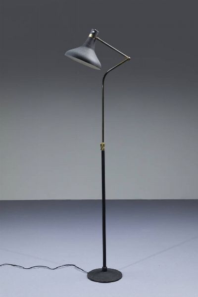 PRODUZIONE ITALIANA : Lampada da terra in metallo verniciato con vernice raggrappente  particolari in ottone. Anni '50 h cm 172  - Asta Design - Associazione Nazionale - Case d'Asta italiane