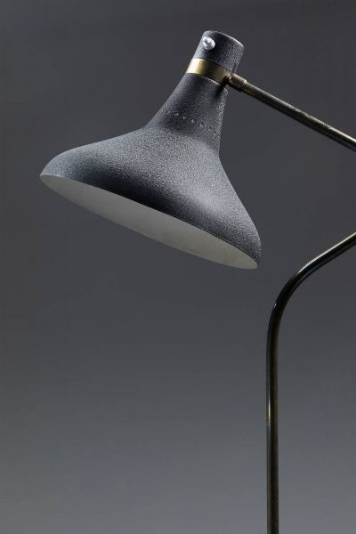 PRODUZIONE ITALIANA : Lampada da terra in metallo verniciato con vernice raggrappente  particolari in ottone. Anni '50 h cm 172  - Asta Design - Associazione Nazionale - Case d'Asta italiane