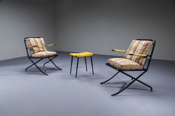 PRODUZIONE ITALIANA : Coppia di poltrone con pouff in ferro laccato e materiale plastico  cuscini imbottiti rivestiti in tessuto. Anni '50 poltrone cm 83x70x70 pouff 51x32x44  - Asta Design - Associazione Nazionale - Case d'Asta italiane