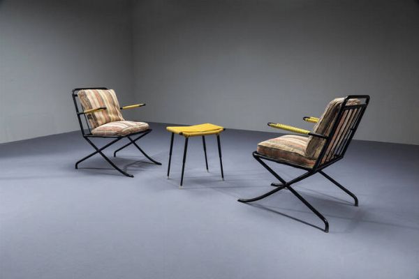 PRODUZIONE ITALIANA : Coppia di poltrone con pouff in ferro laccato e materiale plastico  cuscini imbottiti rivestiti in tessuto. Anni '50 poltrone cm 83x70x70 pouff 51x32x44  - Asta Design - Associazione Nazionale - Case d'Asta italiane