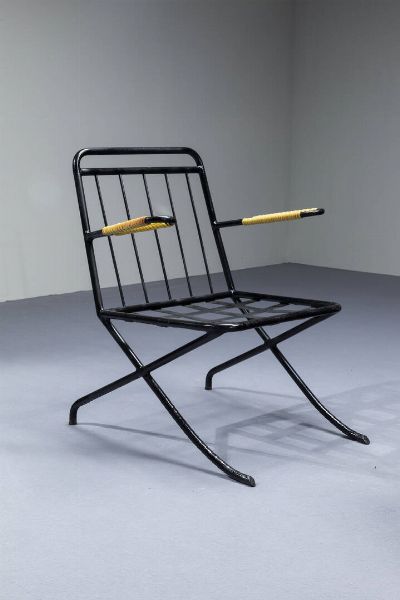 PRODUZIONE ITALIANA : Coppia di poltrone con pouff in ferro laccato e materiale plastico  cuscini imbottiti rivestiti in tessuto. Anni '50 poltrone cm 83x70x70 pouff 51x32x44  - Asta Design - Associazione Nazionale - Case d'Asta italiane