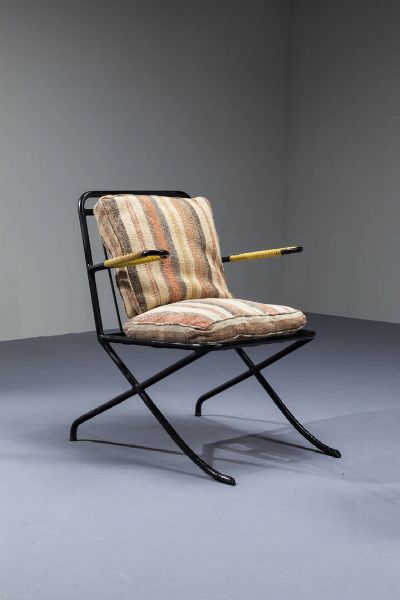 PRODUZIONE ITALIANA : Coppia di poltrone con pouff in ferro laccato e materiale plastico  cuscini imbottiti rivestiti in tessuto. Anni '50 poltrone cm 83x70x70 pouff 51x32x44  - Asta Design - Associazione Nazionale - Case d'Asta italiane