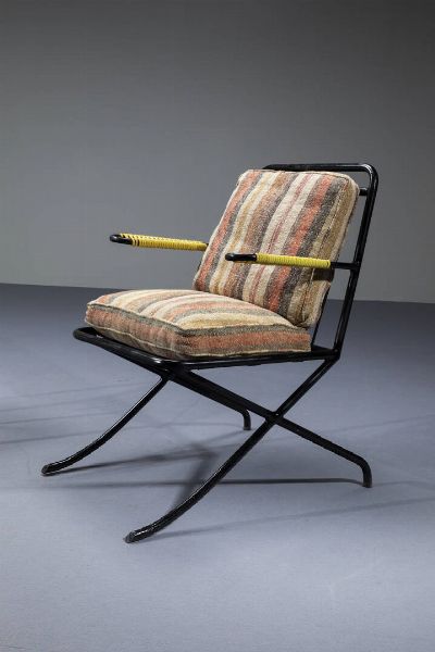 PRODUZIONE ITALIANA : Coppia di poltrone con pouff in ferro laccato e materiale plastico  cuscini imbottiti rivestiti in tessuto. Anni '50 poltrone cm 83x70x70 pouff 51x32x44  - Asta Design - Associazione Nazionale - Case d'Asta italiane