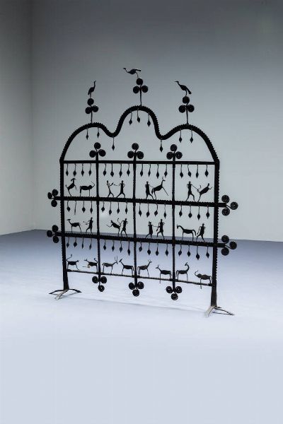 ATELIER MAROLLES : Pannello decorativo in ferro battuto con decorazioni di figure primitive stilizzate. Anni '60 cm 125x113 5  - Asta Design - Associazione Nazionale - Case d'Asta italiane