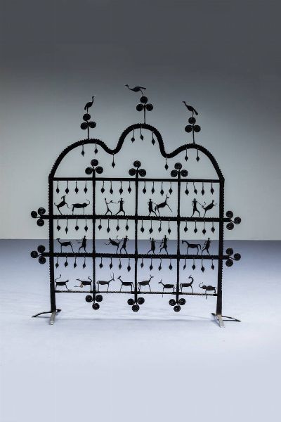 ATELIER MAROLLES : Pannello decorativo in ferro battuto con decorazioni di figure primitive stilizzate. Anni '60 cm 125x113 5  - Asta Design - Associazione Nazionale - Case d'Asta italiane