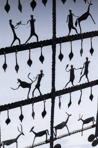 ATELIER MAROLLES : Pannello decorativo in ferro battuto con decorazioni di figure primitive stilizzate. Anni '60 cm 125x113 5  - Asta Design - Associazione Nazionale - Case d'Asta italiane