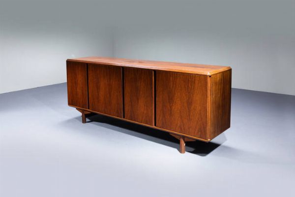 PRODUZIONE ITALIANA : Sideboard in legno  fronte a quattro ante. Anni '70 cm 85x211x49  - Asta Design - Associazione Nazionale - Case d'Asta italiane