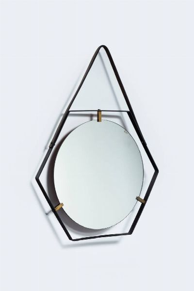 PRODUZIONE ITALIANA : Specchio con cornice in metallo verniciato  attacco a muro in cuoio. Anni '60 cm 81x64  - Asta Design - Associazione Nazionale - Case d'Asta italiane
