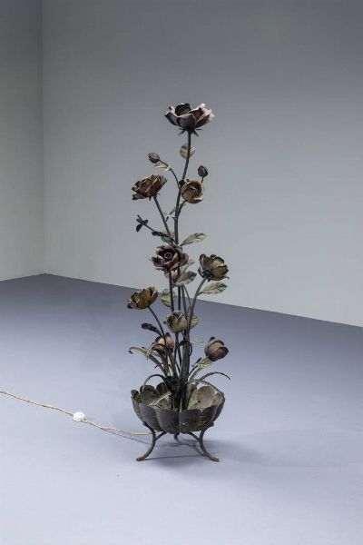 PRODUZIONE ITALIANA : Lampada da terra in ferro verniciato modellato a rami di rose. Anni '60 h cm 138  - Asta Design - Associazione Nazionale - Case d'Asta italiane