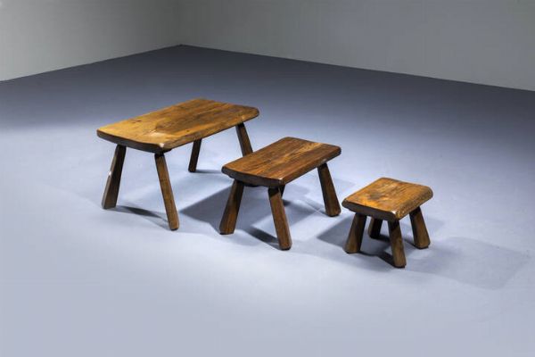 PRODUZIONE ITALIANA : Tre tavolini impilabili in legno massello. Anni '50 rispettivamente cm 38x67x37  30x47x28  24x31x23  - Asta Design - Associazione Nazionale - Case d'Asta italiane