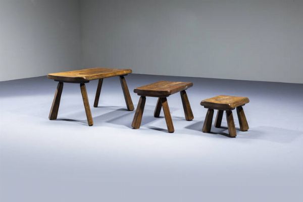 PRODUZIONE ITALIANA : Tre tavolini impilabili in legno massello. Anni '50 rispettivamente cm 38x67x37  30x47x28  24x31x23  - Asta Design - Associazione Nazionale - Case d'Asta italiane