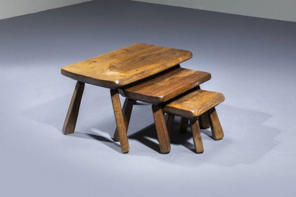 PRODUZIONE ITALIANA : Tre tavolini impilabili in legno massello. Anni '50 rispettivamente cm 38x67x37  30x47x28  24x31x23  - Asta Design - Associazione Nazionale - Case d'Asta italiane