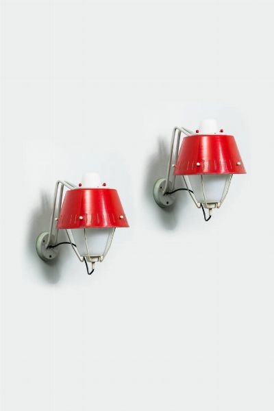 PRODUZIONE ITALIANA : Coppia di lampade a muro in metallo verniciato  diffusori in vetro satinato. Anni '50 cm 28x35  - Asta Design - Associazione Nazionale - Case d'Asta italiane