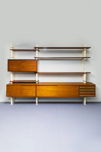 AMMA : Libreria con montanti in legno laccato  moduli in legno con particolari in ottone. Anni '60 cm 237x330x52  - Asta Design - Associazione Nazionale - Case d'Asta italiane