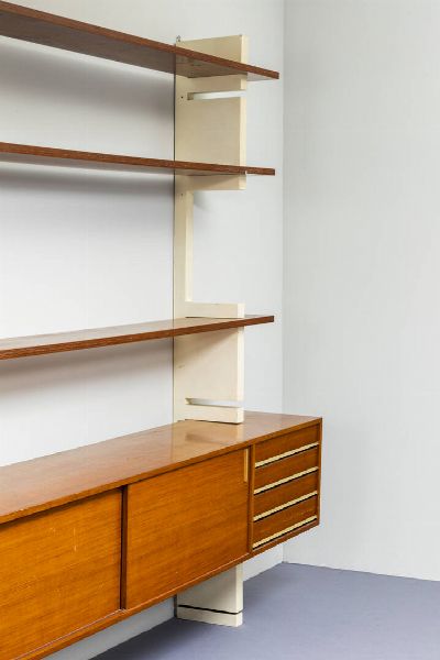 AMMA : Libreria con montanti in legno laccato  moduli in legno con particolari in ottone. Anni '60 cm 237x330x52  - Asta Design - Associazione Nazionale - Case d'Asta italiane