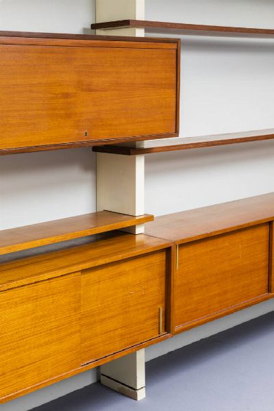 AMMA : Libreria con montanti in legno laccato  moduli in legno con particolari in ottone. Anni '60 cm 237x330x52  - Asta Design - Associazione Nazionale - Case d'Asta italiane
