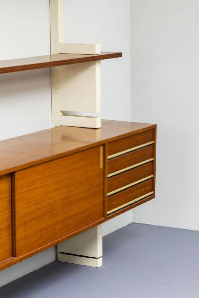 AMMA : Libreria con montanti in legno laccato  moduli in legno con particolari in ottone. Anni '60 cm 237x330x52  - Asta Design - Associazione Nazionale - Case d'Asta italiane