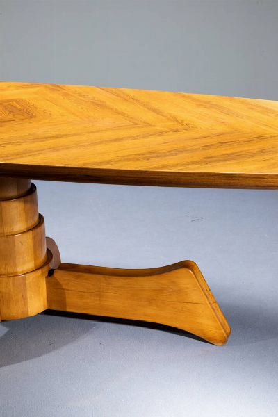 RENATO MADURINI : Tavolo in legni di varie essenze. Prod. Renato e Roberto Madurini Anni '70 cm 78x243x100  - Asta Design - Associazione Nazionale - Case d'Asta italiane