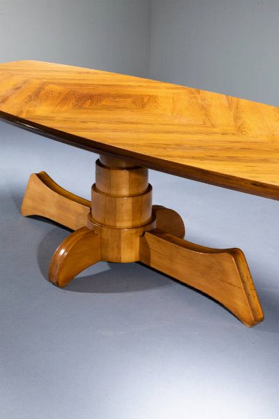 RENATO MADURINI : Tavolo in legni di varie essenze. Prod. Renato e Roberto Madurini Anni '70 cm 78x243x100  - Asta Design - Associazione Nazionale - Case d'Asta italiane
