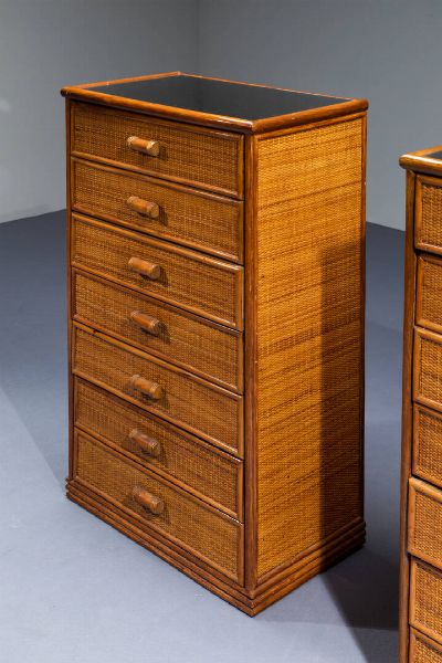 PRODUZIONE ITALIANA : Due cassettiere a settimino con struttura in vimini e bamboo  piani in vetro specchiato. Anni '70 rispettivamente cm 122x70x40 e 110x70x40  - Asta Design - Associazione Nazionale - Case d'Asta italiane