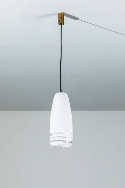 MASSIMO VIGNELLI : Lampada a sospensione in vetro lattimo e vetro trasparente  tige in ottone graffiato. Prod. Venini anni '70 cm 35x12  - Asta Design - Associazione Nazionale - Case d'Asta italiane
