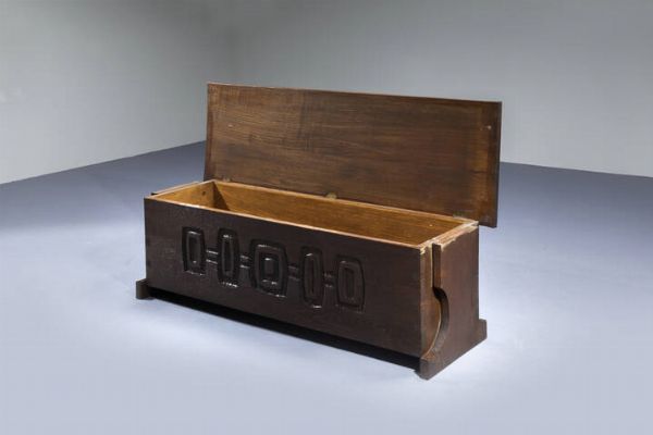 GIAN PAOLO ZALTRON : Cassapanca in legno di noce scuro intagliato. Anni '60 cm 45x90x41  - Asta Design - Associazione Nazionale - Case d'Asta italiane