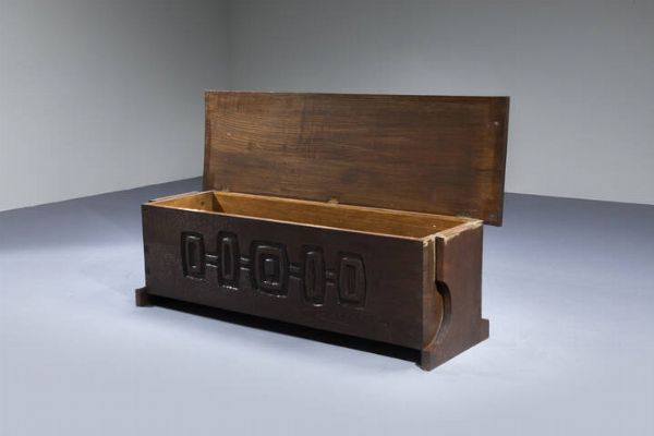 GIAN PAOLO ZALTRON : Cassapanca in legno di noce scuro intagliato. Anni '60 cm 45x90x41  - Asta Design - Associazione Nazionale - Case d'Asta italiane
