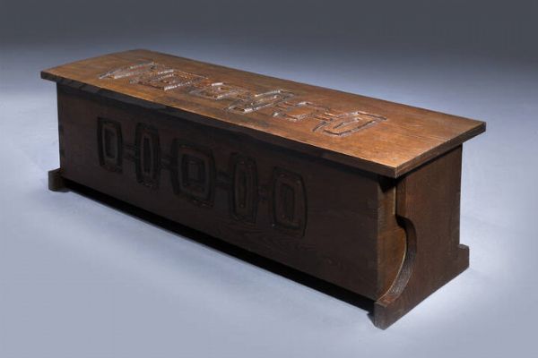 GIAN PAOLO ZALTRON : Cassapanca in legno di noce scuro intagliato. Anni '60 cm 45x90x41  - Asta Design - Associazione Nazionale - Case d'Asta italiane