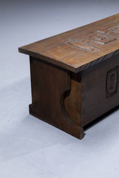 GIAN PAOLO ZALTRON : Cassapanca in legno di noce scuro intagliato. Anni '60 cm 45x90x41  - Asta Design - Associazione Nazionale - Case d'Asta italiane