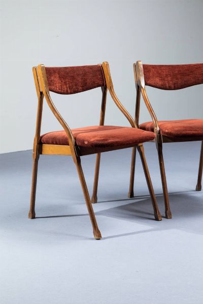LA PERMANENTE MOBILI CANTU' : Sei sedie con struttura in legno di noce  sedili e schienali imbottiti rivestiti in velluto. Anni '50 cm 78x48x49  - Asta Design - Associazione Nazionale - Case d'Asta italiane