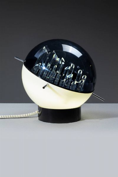 PRODUZIONE ITALIANA : Lampada da tavolo in plexiglass. Anni '70 h cm 42  - Asta Design - Associazione Nazionale - Case d'Asta italiane