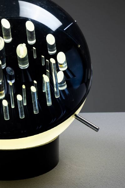 PRODUZIONE ITALIANA : Lampada da tavolo in plexiglass. Anni '70 h cm 42  - Asta Design - Associazione Nazionale - Case d'Asta italiane