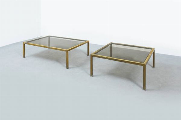 PRODUZIONE ITALIANA : Coppia di tavolini in ottone  piano in vetro. Anni '60 cm 36x85x85 e 33 5x119 5x80  - Asta Design - Associazione Nazionale - Case d'Asta italiane