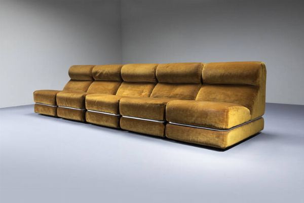PRODUZIONE ITALIANA : Sistema componibile composto da cinque elementi con braccioli rimovibili  rivestimento in velluto  particolari in metallo cromato. Anni '70 ogni modulo cm 80x70x90  - Asta Design - Associazione Nazionale - Case d'Asta italiane