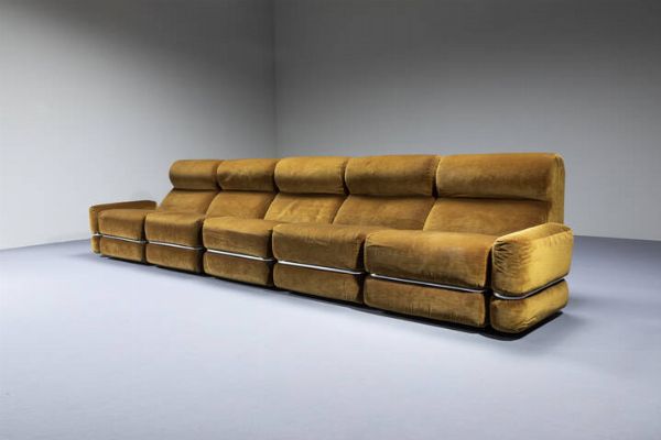 PRODUZIONE ITALIANA : Sistema componibile composto da cinque elementi con braccioli rimovibili  rivestimento in velluto  particolari in metallo cromato. Anni '70 ogni modulo cm 80x70x90  - Asta Design - Associazione Nazionale - Case d'Asta italiane