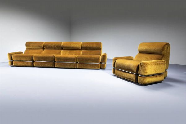 PRODUZIONE ITALIANA : Sistema componibile composto da cinque elementi con braccioli rimovibili  rivestimento in velluto  particolari in metallo cromato. Anni '70 ogni modulo cm 80x70x90  - Asta Design - Associazione Nazionale - Case d'Asta italiane
