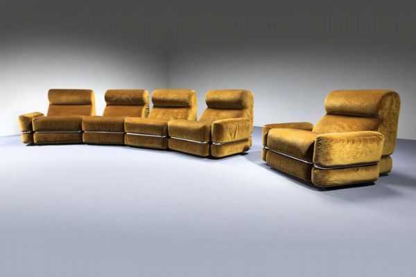 PRODUZIONE ITALIANA : Sistema componibile composto da cinque elementi con braccioli rimovibili  rivestimento in velluto  particolari in metallo cromato. Anni '70 ogni modulo cm 80x70x90  - Asta Design - Associazione Nazionale - Case d'Asta italiane