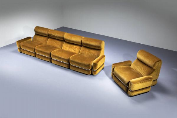 PRODUZIONE ITALIANA : Sistema componibile composto da cinque elementi con braccioli rimovibili  rivestimento in velluto  particolari in metallo cromato. Anni '70 ogni modulo cm 80x70x90  - Asta Design - Associazione Nazionale - Case d'Asta italiane