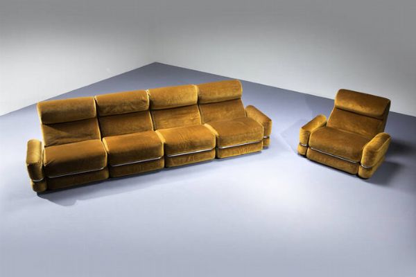 PRODUZIONE ITALIANA : Sistema componibile composto da cinque elementi con braccioli rimovibili  rivestimento in velluto  particolari in metallo cromato. Anni '70 ogni modulo cm 80x70x90  - Asta Design - Associazione Nazionale - Case d'Asta italiane