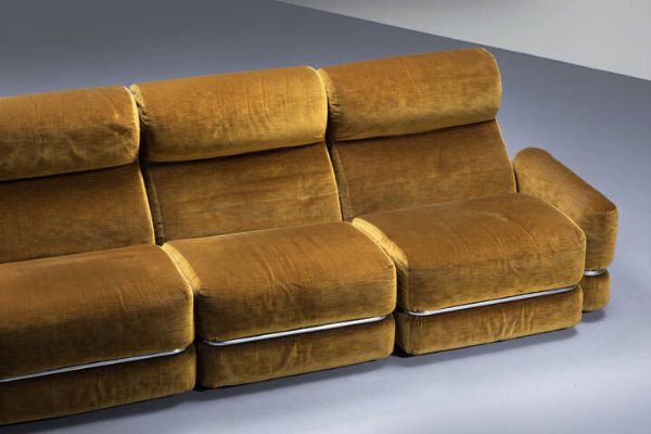 PRODUZIONE ITALIANA : Sistema componibile composto da cinque elementi con braccioli rimovibili  rivestimento in velluto  particolari in metallo cromato. Anni '70 ogni modulo cm 80x70x90  - Asta Design - Associazione Nazionale - Case d'Asta italiane