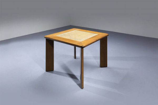 PRODUZIONE ITALIANA : Tavolo con struttura in legno  parte centrale in paglia di Vienna ricoperta da vetro. 1975 cm 76x92x92  - Asta Design - Associazione Nazionale - Case d'Asta italiane