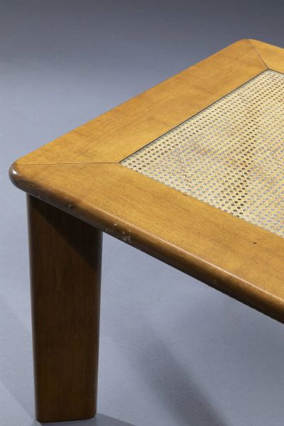 PRODUZIONE ITALIANA : Tavolo con struttura in legno  parte centrale in paglia di Vienna ricoperta da vetro. 1975 cm 76x92x92  - Asta Design - Associazione Nazionale - Case d'Asta italiane