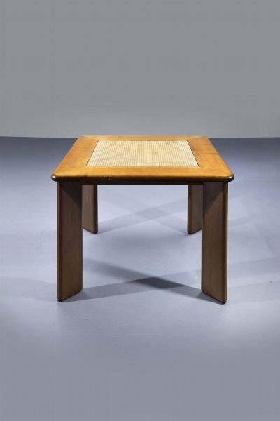 PRODUZIONE ITALIANA : Tavolo con struttura in legno  parte centrale in paglia di Vienna ricoperta da vetro. 1975 cm 76x92x92  - Asta Design - Associazione Nazionale - Case d'Asta italiane