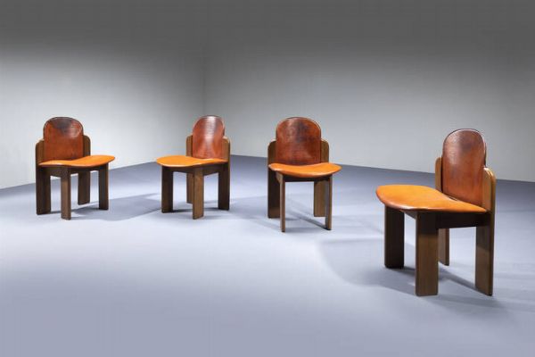 PRODUZIONE ITALIANA : Quattro sedie con struttura in legno  schienali e sedili rivestiti in cuoio. 1975 cm 81x50x47  - Asta Design - Associazione Nazionale - Case d'Asta italiane