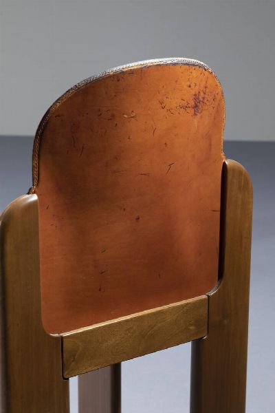 PRODUZIONE ITALIANA : Quattro sedie con struttura in legno  schienali e sedili rivestiti in cuoio. 1975 cm 81x50x47  - Asta Design - Associazione Nazionale - Case d'Asta italiane