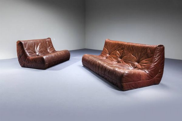 PRODUZIONE SVIZZERA : Due divani con imbottitura in poliuretano rivestita in pelle. Anni '70  rispettivamente cm 76x132x92 e 76x190x92  - Asta Design - Associazione Nazionale - Case d'Asta italiane